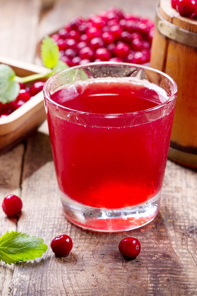 Enkel lingonsaft som är perfekt att göra av plockade lingon i skogen.