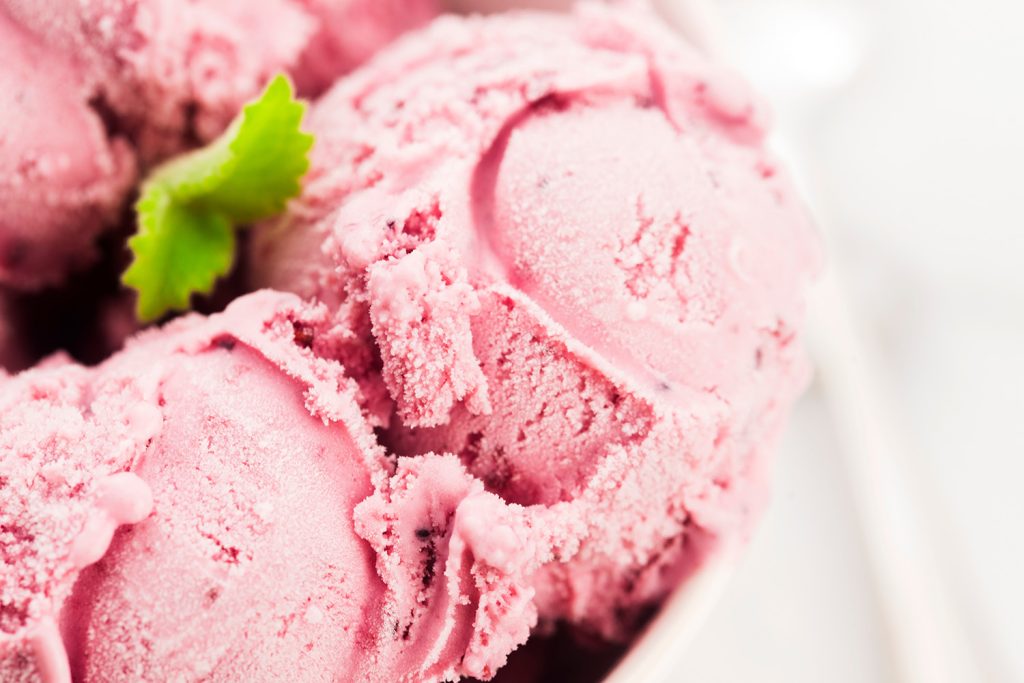Upplev sommarens friskhet med detta enkla och läckra receptet på rabarbersorbet.