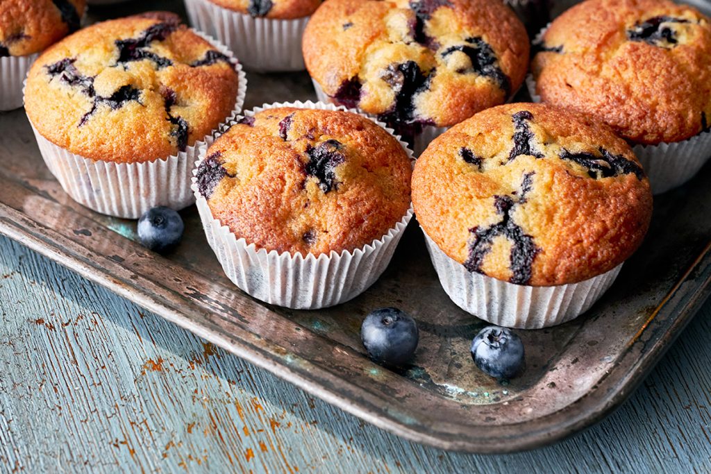 Här är ett enkelt och gott recept på blåbärsmuffins: