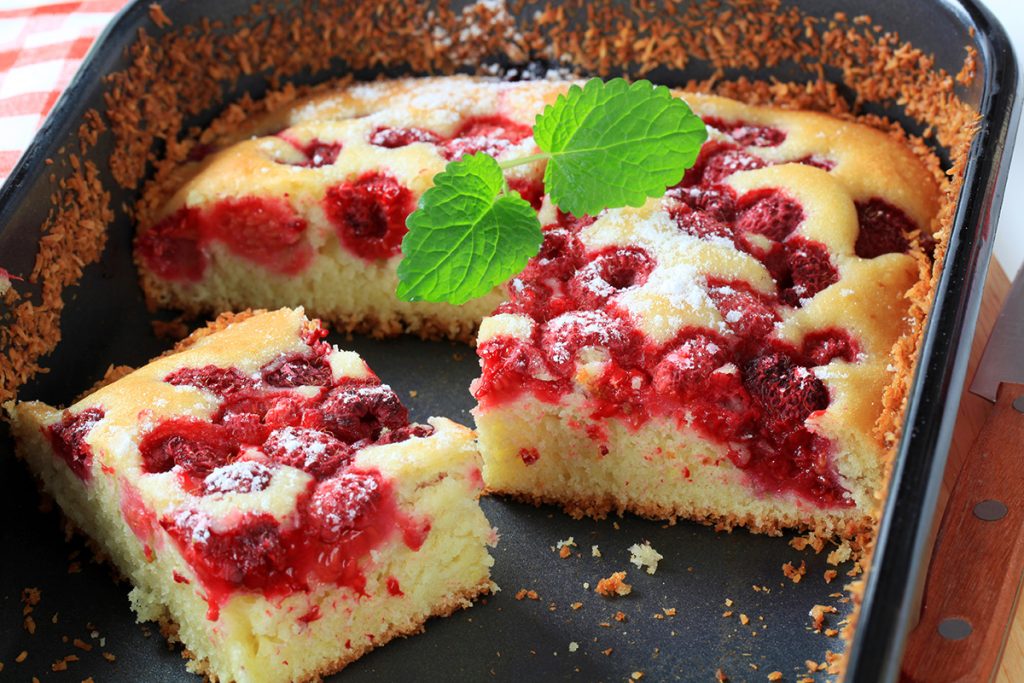 Recept på saftig sockerkaka med hallon